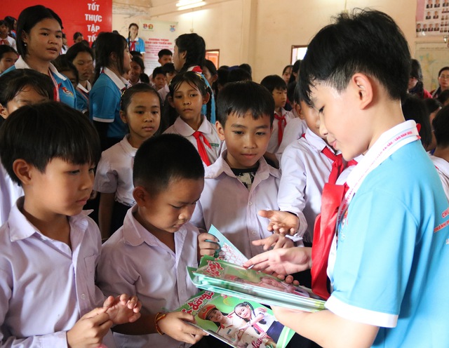 Thiếu nhi TP.HCM giao lưu thiếu nhi tỉnh Champasak (Lào): nồng ấm những cái ôm- Ảnh 11.