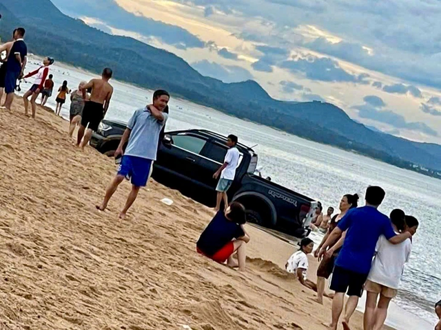 Pickup trucks drive on crowded beaches in central Vietnam - Ảnh 1.