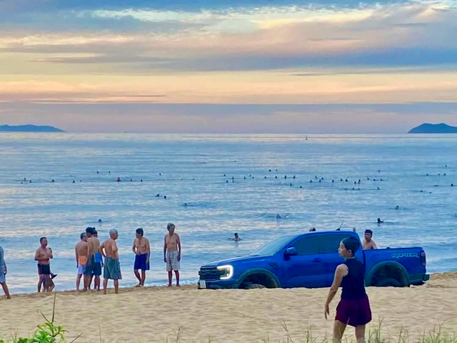 Pickup trucks drive on crowded beaches in central Vietnam - Ảnh 3.
