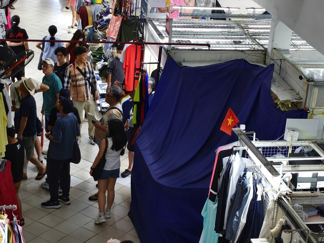Many Saigon Square stalls in Ho Chi Minh City remain shuttered following major counterfeit goods inspection- Ảnh 4. Many Saigon Square stalls in Ho Chi Minh City remain shuttered following major counterfeit goods inspection- Ảnh 4.