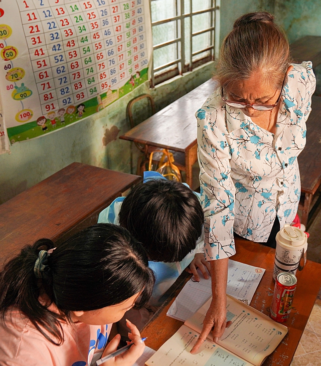 Retired teacher runs free classes for disadvantaged children over decades in Vietnam - Ảnh 2. Retired teacher runs free classes for disadvantaged children over decades in Vietnam - Ảnh 2.