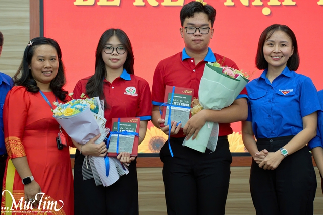 Chiến sĩ Hoa phượng đỏ Trường THPT Trần Phú được kết nạp Đảng- Ảnh 1.
