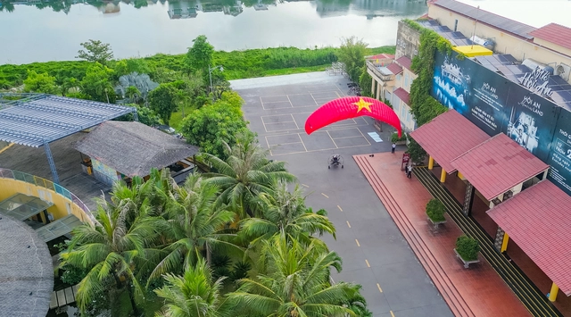 Vietnam’s Hoi An launches paragliding tours for aerial view of ancient town- Ảnh 2. Vietnam’s Hoi An launches paragliding tours for aerial view of ancient town- Ảnh 2.