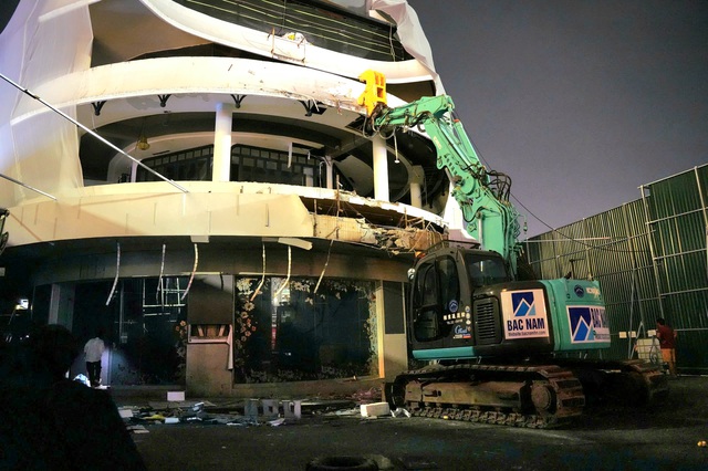 Hanoi begins demolition of iconic 'Shark Jaw' building near Hoan Kiem Lake- Ảnh 1. Hanoi begins demolition of iconic 'Shark Jaw' building near Hoan Kiem Lake- Ảnh 1.