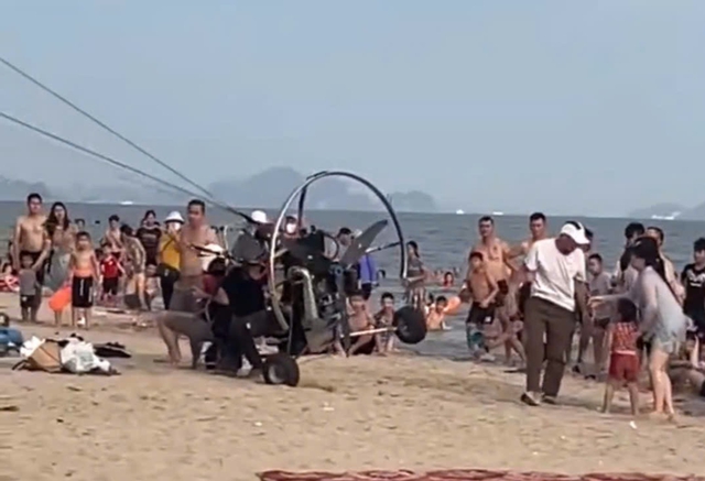 Paragliding firm over $800 after paramotor crashed into tourists in northern Vietnam - Ảnh 1.