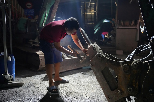 Hanoi begins demolition of iconic 'Shark Jaw' building near Hoan Kiem Lake- Ảnh 5. Hanoi begins demolition of iconic 'Shark Jaw' building near Hoan Kiem Lake- Ảnh 5.