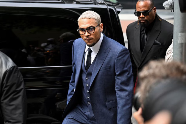 US singer Chris Brown pleads not guilty to assault charge in UK court - Ảnh 4.