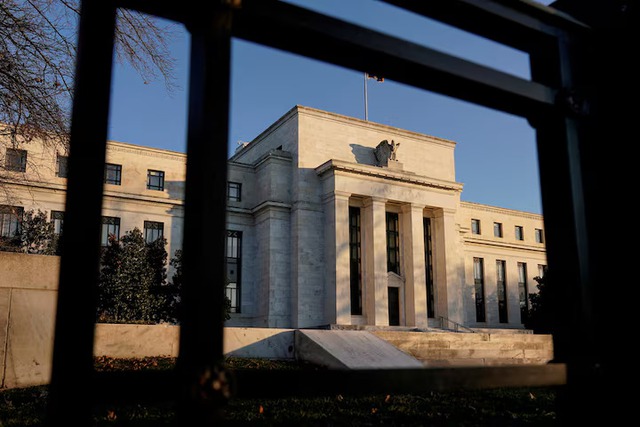 Fed split on whether to hedge on inflation, or proceed with cuts - Ảnh 1.