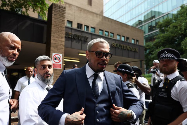 US singer Chris Brown pleads not guilty to assault charge in UK court - Ảnh 3.