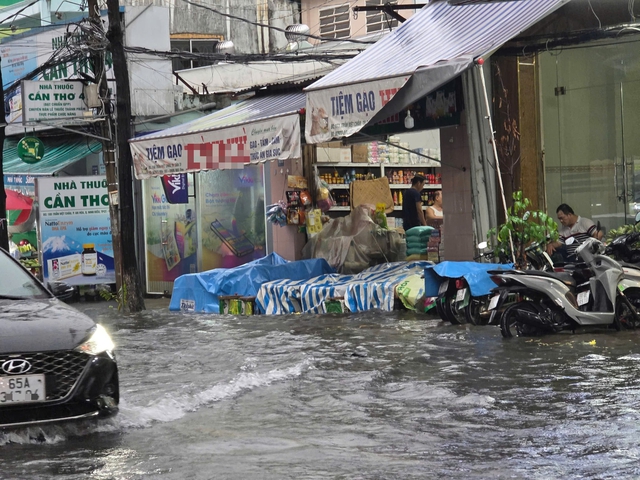 Vietnam’s Can Tho braces for more heavy rains after season’s biggest downpour - Ảnh 5.