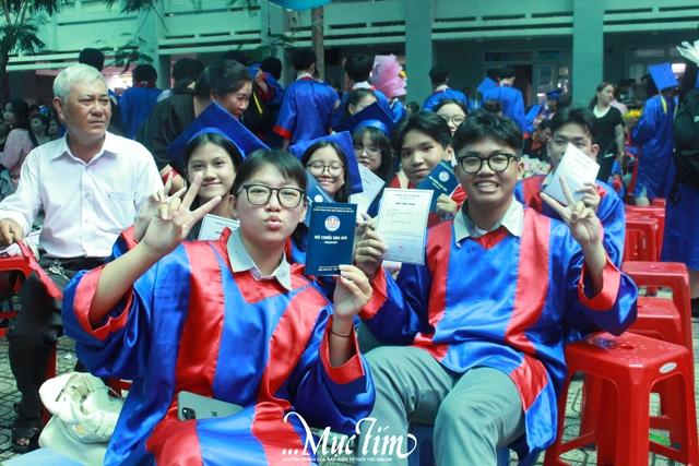 Học sinh Trường THPT Võ Văn Kiệt được cấp 'passport' vào lễ tri ân và trưởng thành- Ảnh 6.
