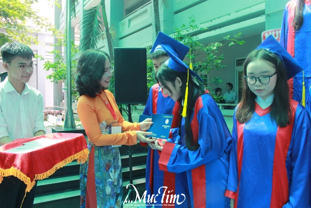 Học sinh Trường THPT Võ Văn Kiệt được cấp 'passport' vào lễ tri ân và trưởng thành- Ảnh 7.