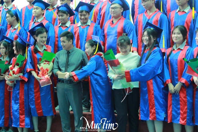 Học sinh Trường THPT Võ Văn Kiệt được cấp 'passport' vào lễ tri ân và trưởng thành- Ảnh 15.