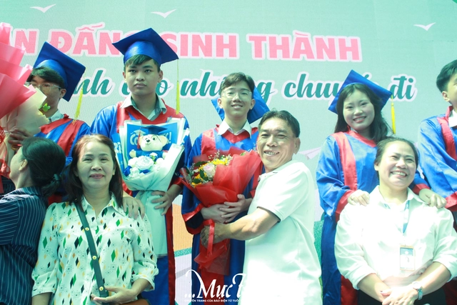Học sinh Trường THPT Võ Văn Kiệt được cấp 'passport' vào lễ tri ân và trưởng thành- Ảnh 30.