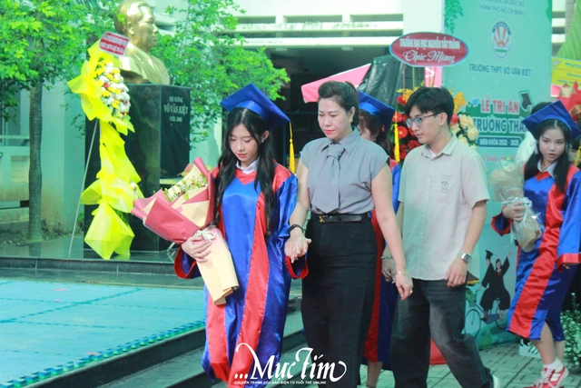 Học sinh Trường THPT Võ Văn Kiệt được cấp 'passport' vào lễ tri ân và trưởng thành- Ảnh 33.