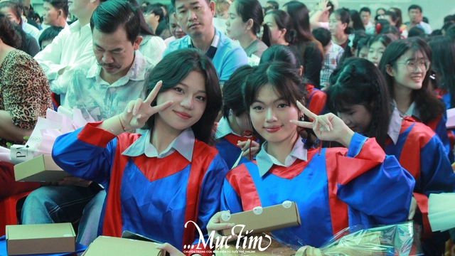 Học sinh Trường THPT Võ Văn Kiệt được cấp 'passport' vào lễ tri ân và trưởng thành- Ảnh 23.