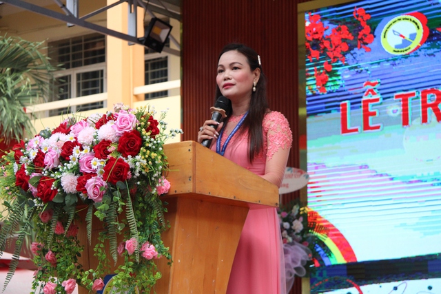 Teen Trường THPT Tạ Quang Bửu vỡ òa khi Ricky Star xuất hiện trong lễ tri ân và trưởng thành - Ảnh 1.