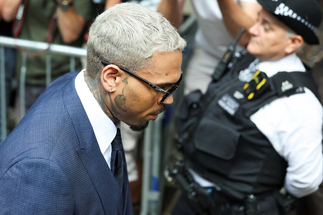 US singer Chris Brown pleads not guilty to assault charge in UK court - Ảnh 5.