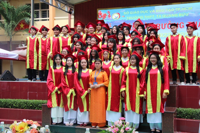 Teen Trường THPT Tạ Quang Bửu vỡ òa khi Ricky Star xuất hiện trong lễ tri ân và trưởng thành - Ảnh 3.
