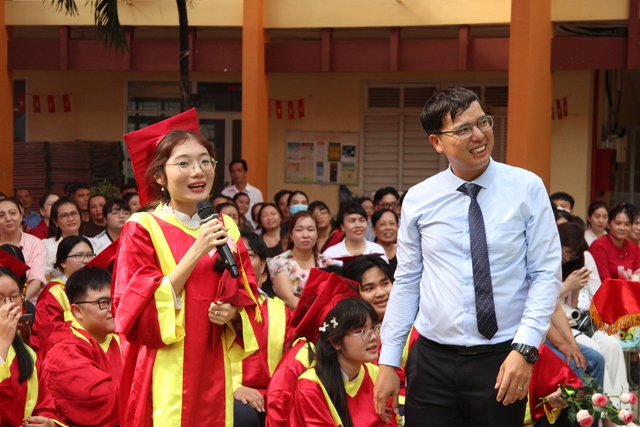Teen Trường THPT Tạ Quang Bửu vỡ òa khi Ricky Star xuất hiện trong lễ tri ân và trưởng thành - Ảnh 2.