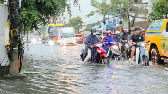 Vietnam’s Can Tho braces for more heavy rains after season’s biggest downpour - Ảnh 1.