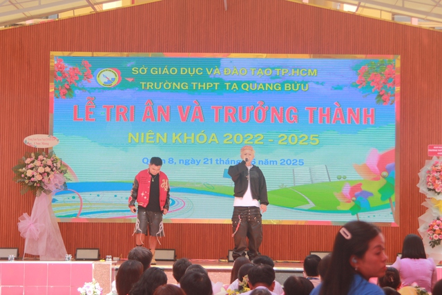Teen Trường THPT Tạ Quang Bửu vỡ òa khi Ricky Star xuất hiện trong lễ tri ân và trưởng thành - Ảnh 5.