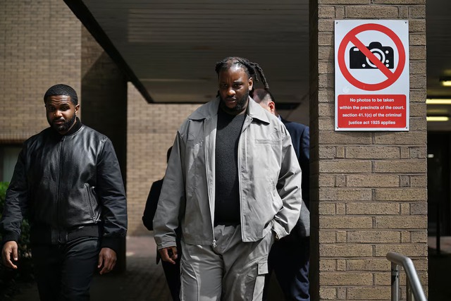 US singer Chris Brown pleads not guilty to assault charge in UK court - Ảnh 2.