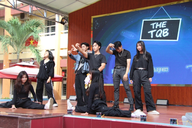 Teen Trường THPT Tạ Quang Bửu vỡ òa khi Ricky Star xuất hiện trong lễ tri ân và trưởng thành - Ảnh 4.