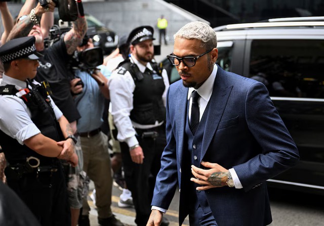 US singer Chris Brown pleads not guilty to assault charge in UK court - Ảnh 1.