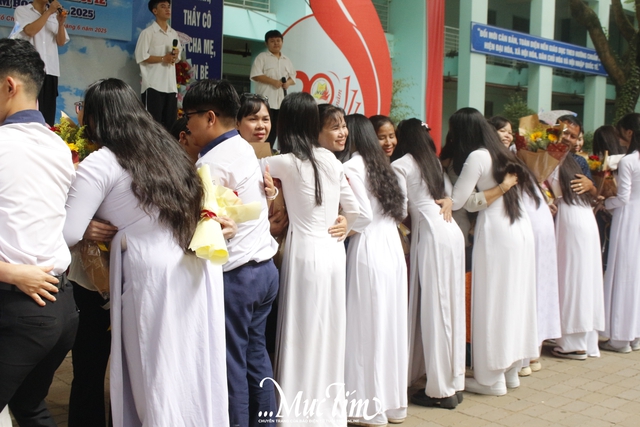Hiệu trưởng Trường THPT Nguyễn Văn Cừ dặn dò học sinh: Dù sớm hay muộn cũng phải về đích - Ảnh 21.