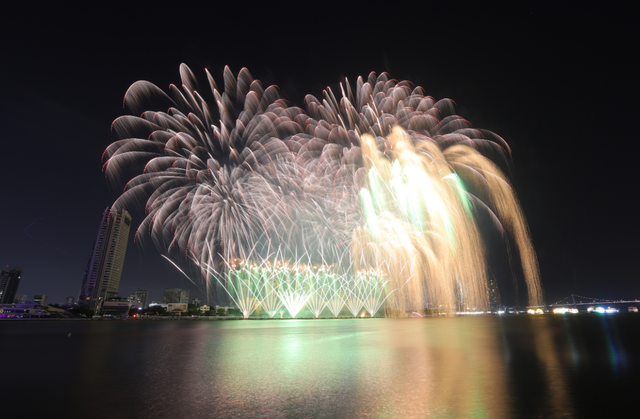 Portugal and UK ignite Da Nang with fireworks at DIFF 2025 - Ảnh 2.