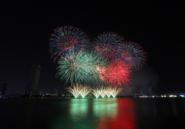 Portugal and UK ignite Da Nang with fireworks at DIFF 2025 - Ảnh 3.
