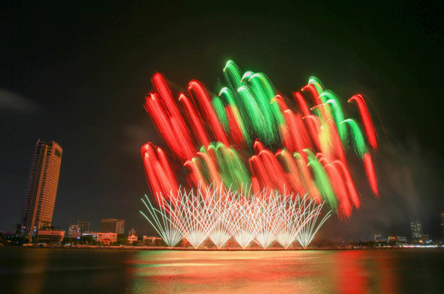 Portugal and UK ignite Da Nang with fireworks at DIFF 2025 - Ảnh 5.