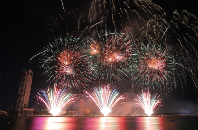 Portugal and UK ignite Da Nang with fireworks at DIFF 2025 - Ảnh 7.
