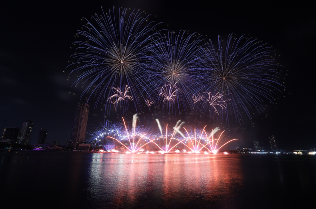 Portugal and UK ignite Da Nang with fireworks at DIFF 2025 - Ảnh 8.