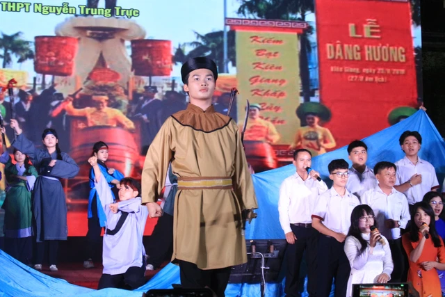 Văn Mai Hương, Bùi Anh Tuấn bất ngờ xuất hiện tại Trường THPT Nguyễn Trung Trực- Ảnh 5.