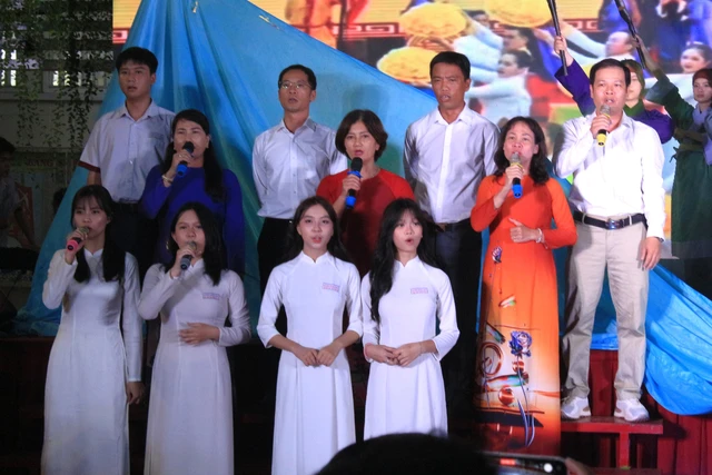 Văn Mai Hương, Bùi Anh Tuấn bất ngờ xuất hiện tại Trường THPT Nguyễn Trung Trực- Ảnh 6.