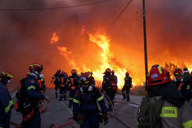 Firefighters battle wildfires on Greece's Chios island for second day - Ảnh 1.