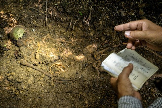 Bone collectors: searching for WWII remains in Okinawa - Ảnh 4.