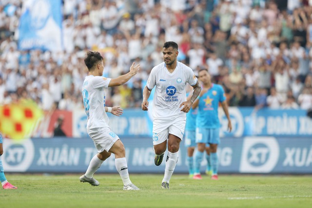Nam Dinh FC celebrate back-to-back V.League 1 titles with final-day victory- Ảnh 1. Nam Dinh FC celebrate back-to-back V.League 1 titles with final-day victory- Ảnh 1.
