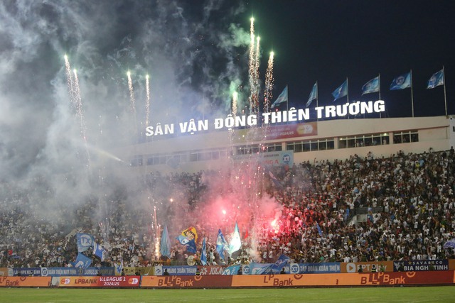 Nam Dinh FC celebrate back-to-back V.League 1 titles with final-day victory- Ảnh 2. Nam Dinh FC celebrate back-to-back V.League 1 titles with final-day victory- Ảnh 2.