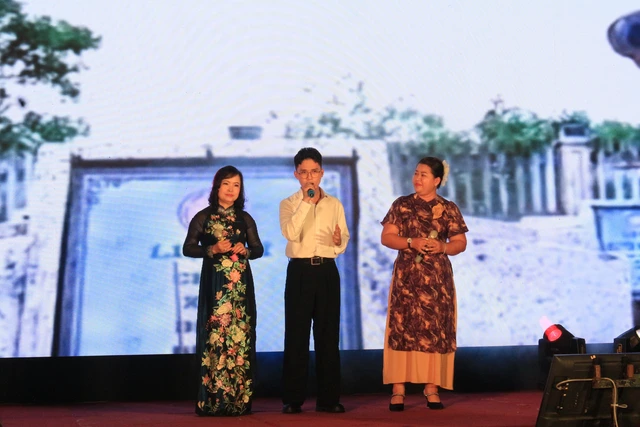 Văn Mai Hương, Bùi Anh Tuấn bất ngờ xuất hiện tại Trường THPT Nguyễn Trung Trực- Ảnh 8.