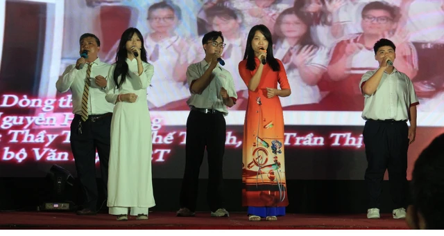 Văn Mai Hương, Bùi Anh Tuấn bất ngờ xuất hiện tại Trường THPT Nguyễn Trung Trực- Ảnh 9.
