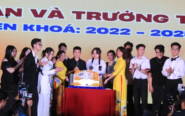 Văn Mai Hương, Bùi Anh Tuấn bất ngờ xuất hiện tại Trường THPT Nguyễn Trung Trực- Ảnh 10.
