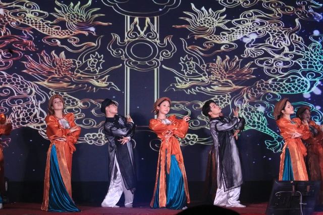 Văn Mai Hương, Bùi Anh Tuấn bất ngờ xuất hiện tại Trường THPT Nguyễn Trung Trực- Ảnh 11.