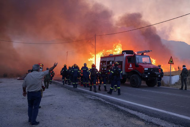 Firefighters battle wildfires on Greece's Chios island for second day - Ảnh 5.