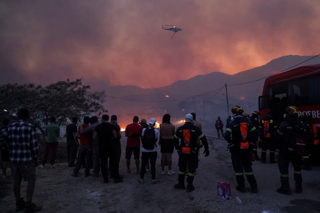 Firefighters battle wildfires on Greece's Chios island for second day - Ảnh 2.