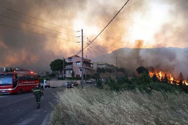 Firefighters battle wildfires on Greece's Chios island for second day - Ảnh 4.