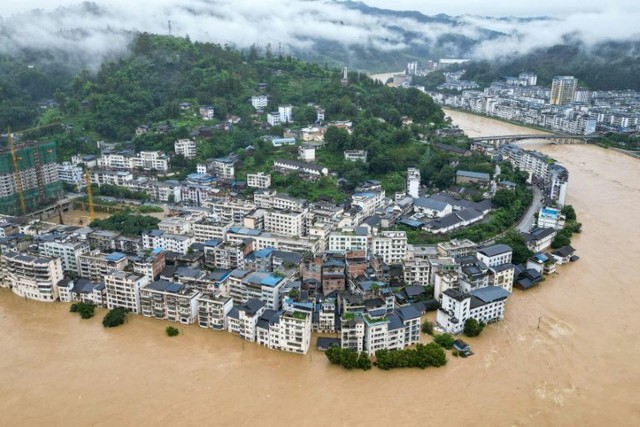 Over 80,000 people flee severe flooding in southwest China - Ảnh 2. Over 80,000 people flee severe flooding in southwest China - Ảnh 2.