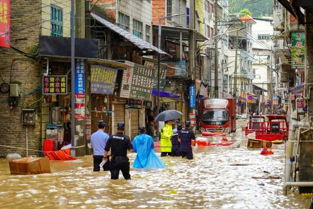 Over 80,000 people flee severe flooding in southwest China - Ảnh 1. Over 80,000 people flee severe flooding in southwest China - Ảnh 1.